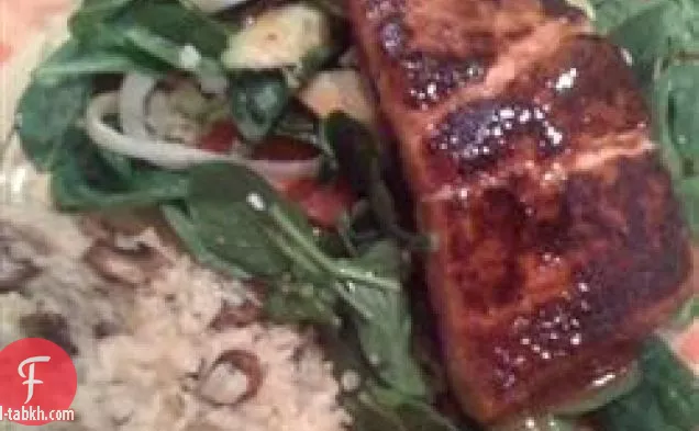 سمك السلمون المشوي على الخضر المختلطة