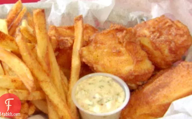 خليط البيرة السمك والبطاطا الحارة مع صلصة الليمون-هابانيرو تارتار وخل سيرانو