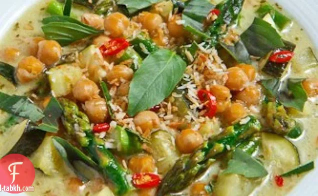 الهليون والكوسا والحمص الكاري الأخضر