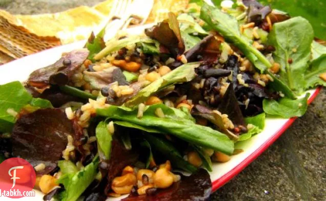 سلطة الأرز والخضر المختلطة مع التمر والكاجو والحمص