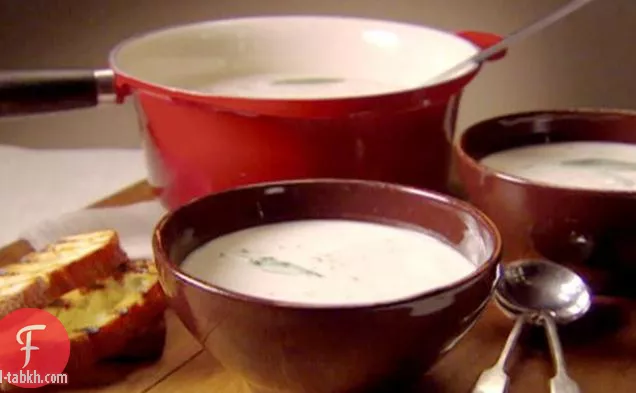حساء الفاصوليا البيضاء والثوم التوسكاني