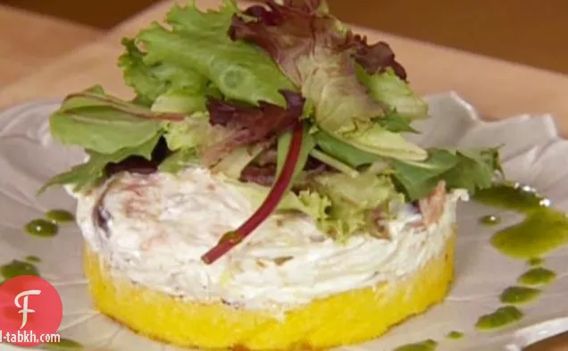 عصيدة من دقيق الذرة البرتقالي المشوي مع سلطة لحم السلطعون وزيت الأعشاب