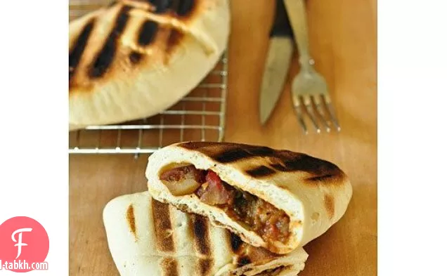 خبز مسطح محشو بالبطاطس بالكاري والسبانخ والحمص