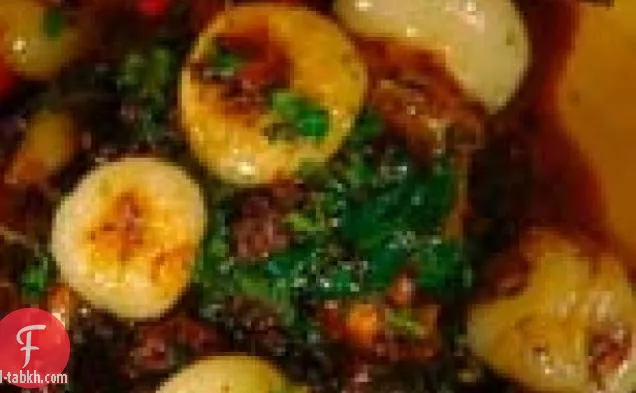صدر لحم العجل مطهو ببطء مع البصل والأعشاب: بيتو دي فيتيلو كون سيبولين إي منتوتشيا