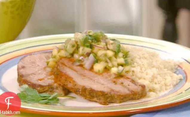 جولات لحم الخنزير المشوي الحار مع صلصة الأفوكادو والمانجو فوق الكسكس