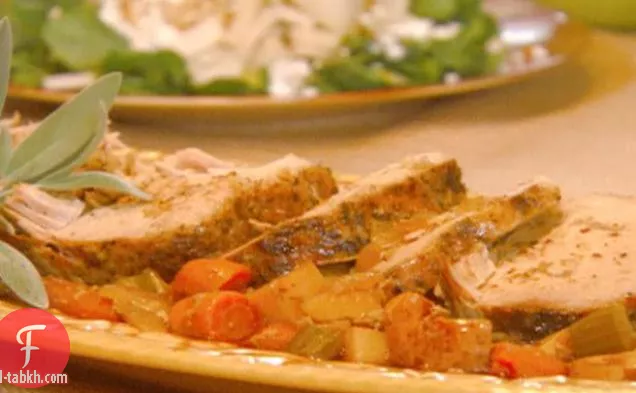 طباخ بطيء البارميزان-لحم الخنزير المريمية وسلطة الجرجير مع شرائح الكمثرى وجبن الماعز والصنوبر المحمص