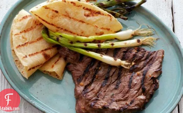 شريحة لحم متبلة على الطريقة الكورية مع البصل الأخضر المشوي والتورتيلا الدافئة