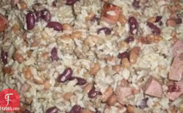 اللحم المفروم والنقانق في الفاصوليا الحمراء والأرز