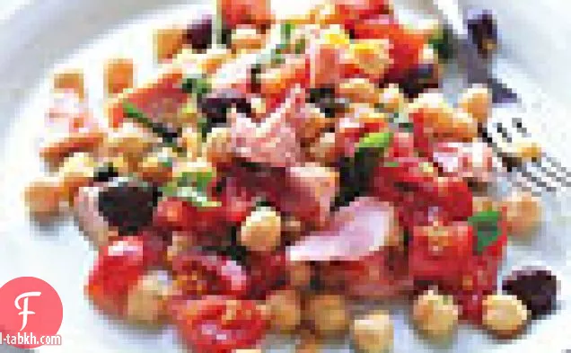 سلطة السلمون الطازجة مع الحمص والطماطم