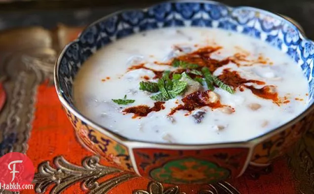 حساء الديك الرومي الحار مع الزبادي والحمص والنعناع