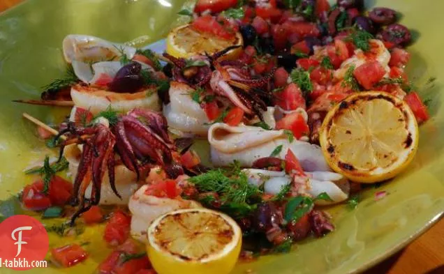 روبيان مشوي على الفحم و كالاماري مع ليمون مشوي و طماطم مدخنة - نكهة الزيتون الأسود