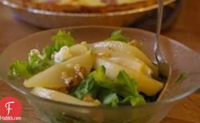 سلطة مع بروسسيوتو والكمثرى بالكراميل والجوز