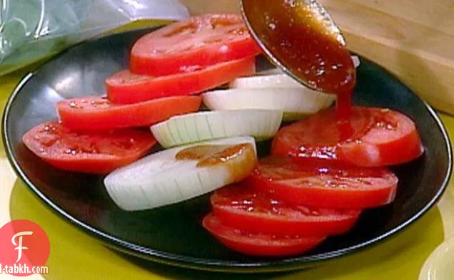 سلطة الطماطم والبصل فيداليا مع صلصة ستيك
