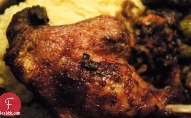 أرجل البط المطهو ببطء من أليس ووترز مع الكراث والزيتون الأخضر