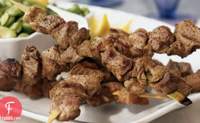 أسياخ لحم الضأن المشوي مع سلطة الفول الحار