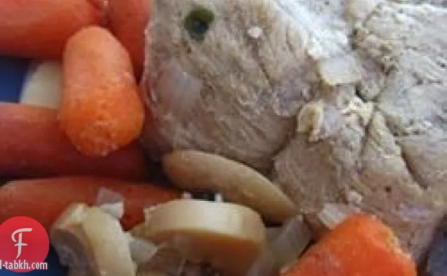 طباخ بطيء لحم الخنزير المتن مع البيرة والخضار