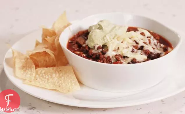 الفاصوليا السوداء ولحم البقر الفلفل الحار مع القشدة الحامضة الخضراء