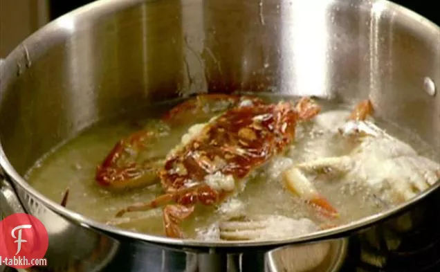 عموم محروق لينة قذيفة السلطعون مع البصل المخلل والثوم أيولي