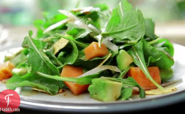 سلطة الجرجير والأفوكادو والبابايا والجيكاما مع صلصة الرمان والخبز المحمص برقائق التورتيلا