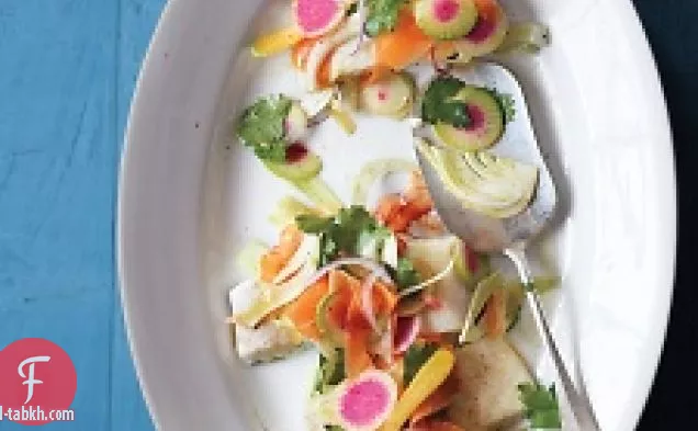 سمك الهلبوت المشوي مع سلطة الخضار الربيعية المحلوقة