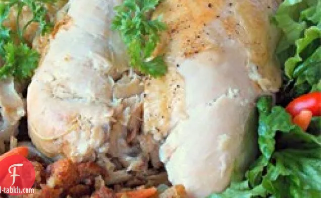 دجاج مشوي مع خبز محمص وبصل