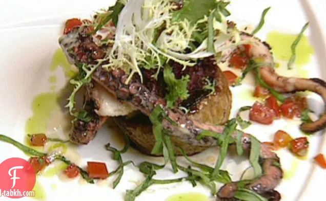 الأخطبوط الدافئ وسلطة البصل الحلو مع الريحان الطازج وخل الليمون