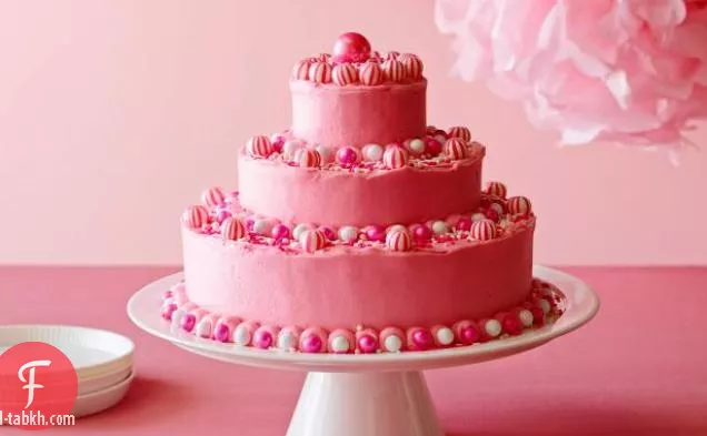 كعكة عيد ميلاد مع كريمة الزبدة الوردية الساخنة