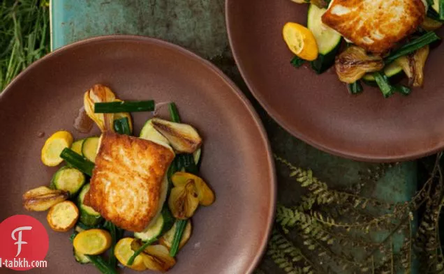 سمك الهلبوت مع البصل الأخضر وصيف الاسكواش سوتé