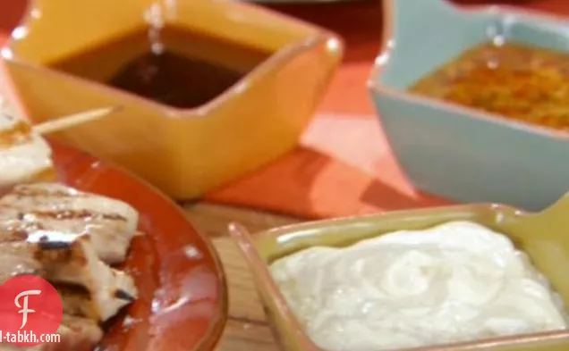 سمك تونة محمر وذيل أصفر وسلمون مع ثلاث صلصات غمس