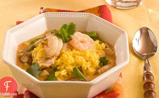 أرز بالزعفران والزنجبيل مع حساء الكاري الأحمر التايلاندي