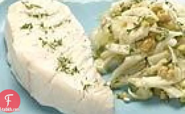 سمك الهلبوت المسلوق على البارد مع سلطة الشمر والزيتون