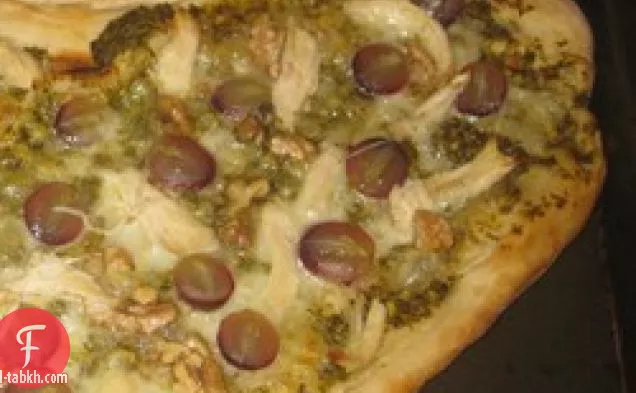 بيتزا بيستو العنب والدجاج والجوز
