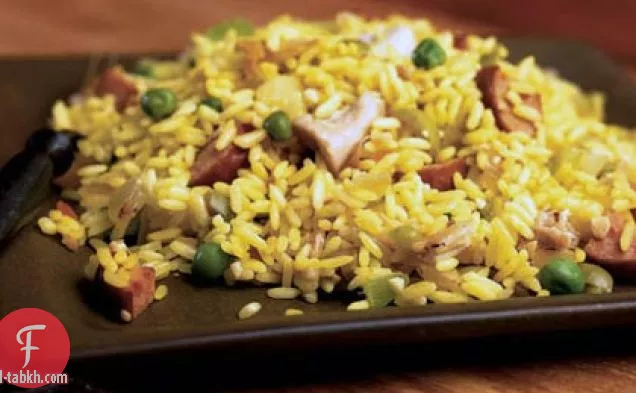طبق واحد من أرز الدجاج والبسطرمة