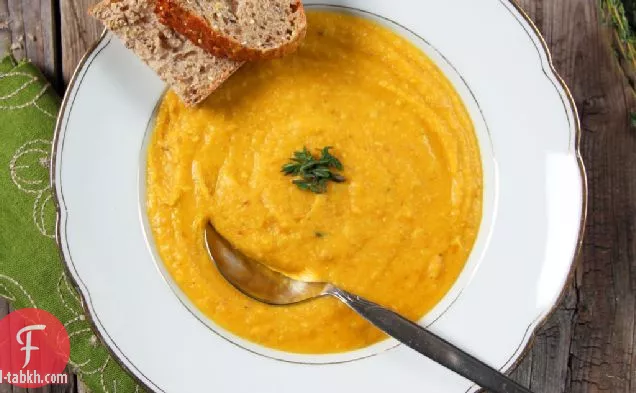 شوربة البازلاء الصفراء العضوية مع لحم الخنزير المقدد والزعتر