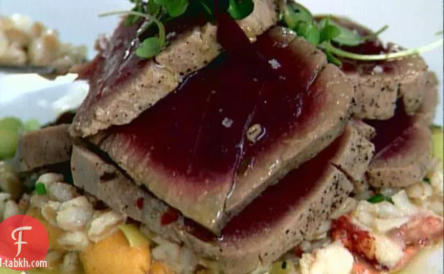 زيت الزيتون سمك التونة المسلوق مع الزعتر والليمون والكراث