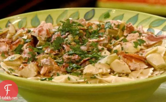 بووتيس مع بانسيتا ، سمك السلمون المشوي والخرشوف ، والخضر مختلطة مع صلصة الفلفل الروسي