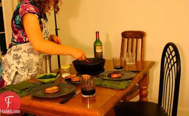نبيذ أحمر-عدس مطهو ببطء مع سجق (نباتي) 