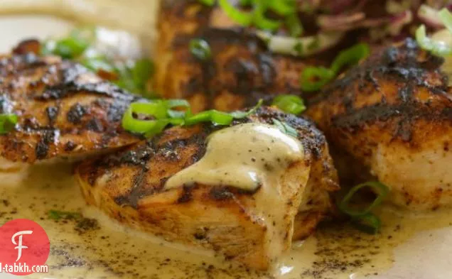 ستة عشر-صدر دجاج مبشور بالتوابل مع صلصة خل الفلفل الأسود وسلطة سلو البصل الأخضر