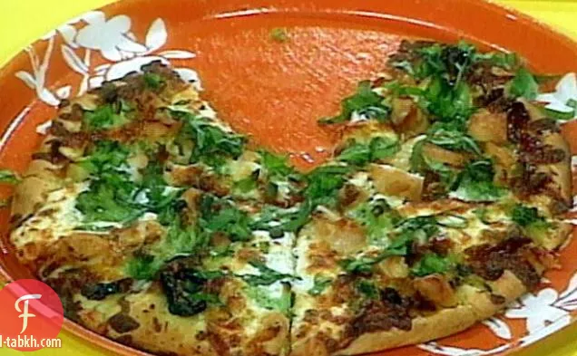 البيتزا الوحيدة التي تريدها مرة أخرى: الدجاج والطماطم المجففة بالشمس والبروكلي والريكوتا والموزاريلا والريحان