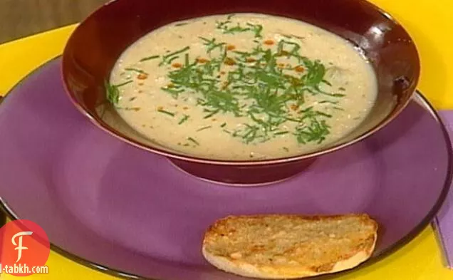 حساء القرنبيط والثوم والجبن العجين المخمر