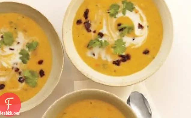 شوربة العدس الأحمر بالكاري مع الكرز المجفف والكزبرة