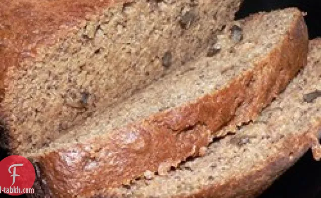 خبز القمح الكامل والموز والجوز