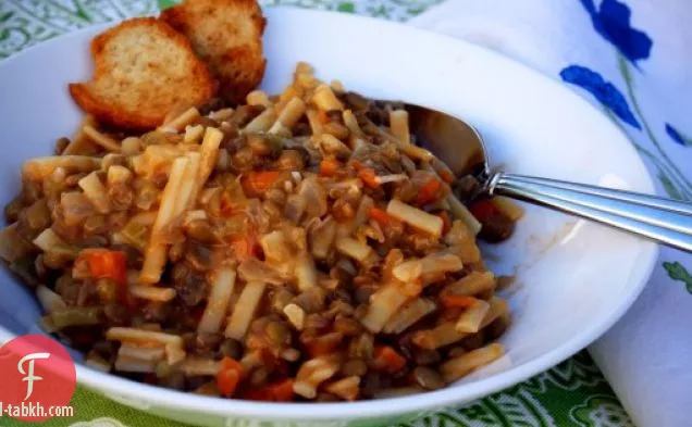 شوربة العدس مع الخضار والمعكرونة