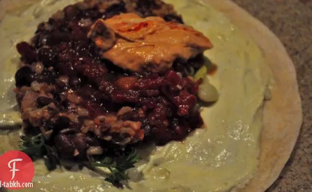 بوريتو الفاصوليا السوداء مع صلصة الشيبوتل الكريمية