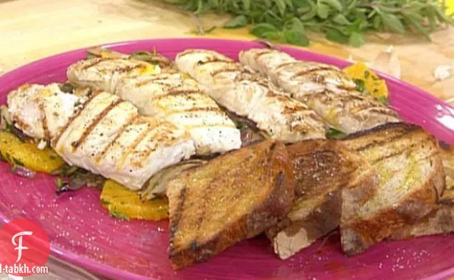 سمك الهلبوت المشوي مع الشمر والبصل الأحمر والأوريغانو