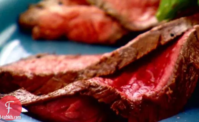 شريحة لحم متبلة بالليمون مع سلطة الأعشاب