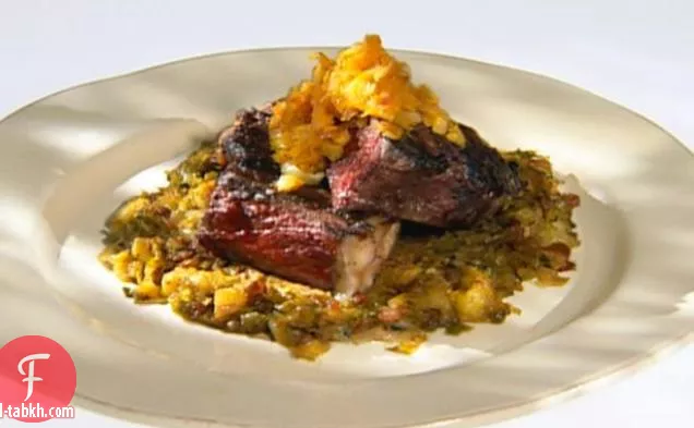 تحدي صغير: شريحة لحم مشوية من نيويورك مع كرنب بروكسل مخمور من تينيسي وتجزئة لحم الخنزير المقدد وصلصة القرفة والحمضيات الكاريبية الحارة