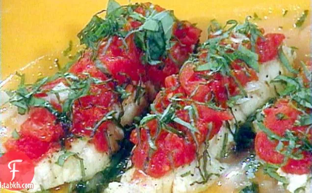 سمك الهلبوت المسلوق مع الطماطم والريحان