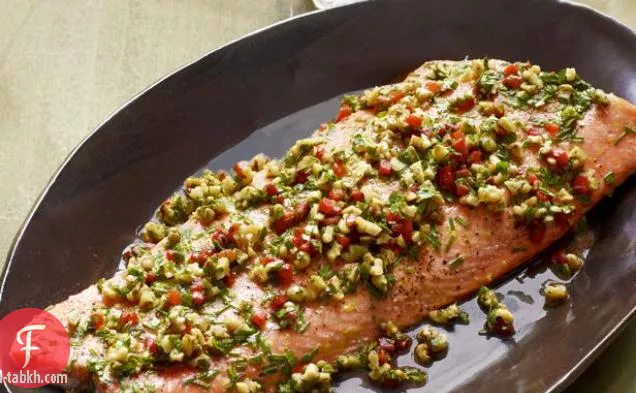 سمك السلمون المحمص مع نكهة الجوز والفلفل