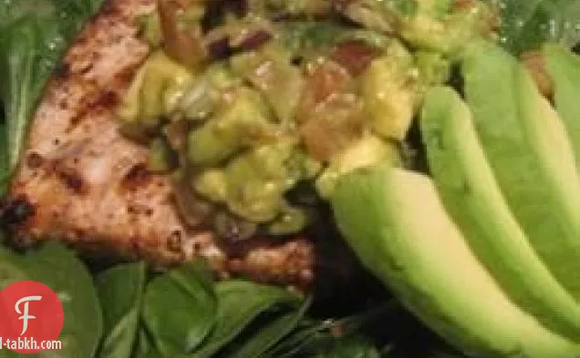 سمك أبو سيف مشوي بالكزبرة والكمون مع نكهة الأفوكادو